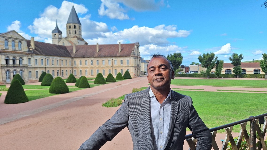 A propos du campus de Cluny   Installé depuis 1901 dans un lieu d’exception, l’abbaye de Cluny, le campus Arts et Métiers a forgé sa réputation sur plusieurs domaines d’expertise : l’usinage à grande vitesse, l’industrie du bois, la maquette numérique et l’imagerie virtuelle.  S’appuyant sur deux laboratoires de recherche, le Laboratoire des Matériaux et Procédés (LaBoMaP) et le Laboratoire d’Ingénierie des Systèmes Physiques et Numériques (LISPEN)/Institut de Chalon-sur_Saône, il bénéficie notamment d’une concentration de moyens techniques et humains dans le domaine des matériaux, de la conception, des procédés de fabrication et de la production. Il a obtenu, en avril 2022, la labellisation du CMQ Forêt Bois de la région Bourgogne-Franche-Comté en catégorie Excellence. Les équipes Arts et Métiers ont coconstruit ce campus avec des professionnels de l’interprofession FIBOIS BFC et ont reçu le soutien de la région Bourgogne-Franche-Comté (BFC) et de l’Etat.