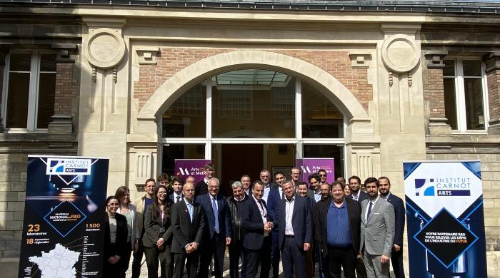 Photo de groupe, Laurent Champaney (Arts et Métiers), Jérôme Bonini (Safran AE) et le personnel du laboratoire LIFSE devant la bibliothèque d'Arts et Métiers